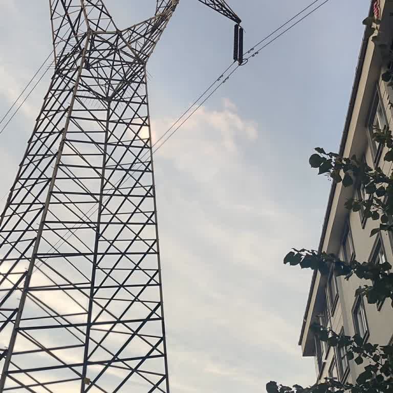 Yüksek Gerilim Direği Gürültüsü Ve Güvenlik Tehlikesi Mahalleyi Tedirgin Ediyor