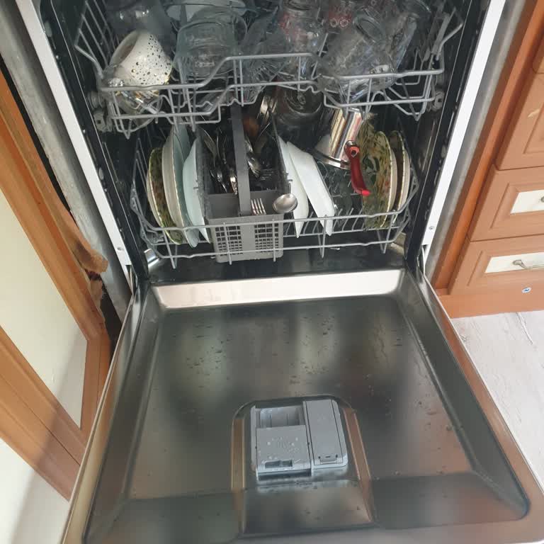 Satın Aldığım Bulaşık Makinesi Temizlemiyor, Yetkili Servis Ve Mağaza Çözüm Sunmuyor