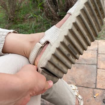 Yüksek Fiyatlı Sandaletin Tabanı 6 Ayda Ayrıldı: Hayal Kırıklığı