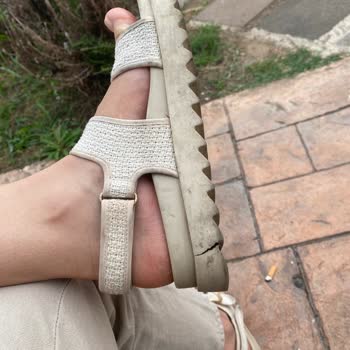 Yüksek Fiyatlı Sandaletin Tabanı 6 Ayda Ayrıldı: Hayal Kırıklığı