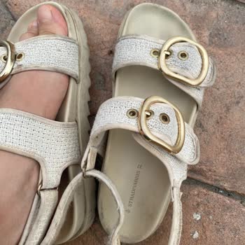 Yüksek Fiyatlı Sandaletin Tabanı 6 Ayda Ayrıldı: Hayal Kırıklığı