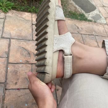 Yüksek Fiyatlı Sandaletin Tabanı 6 Ayda Ayrıldı: Hayal Kırıklığı