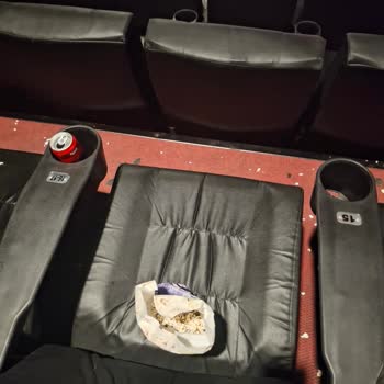 Kirli Ve Aşırı Sıcak Sinema Salonunda Film İzleyemedik