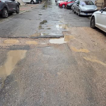 Bir Aydır Kazı Sonrası Bozulan Yol İçin Belediyeden Çözüm Bekleniyor