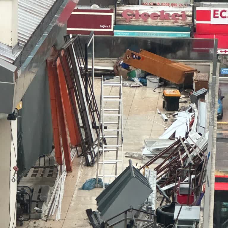 Winsa Mağazası Üst Kat Balkonlarının Kirli Ve Düzensiz Görüntüsü Komşuları Rahatsız Ediyor