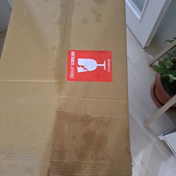 Kargo Apartman Girişine Bırakıldı, Ürünler Islak Ve Hasarlı Teslim Edildi