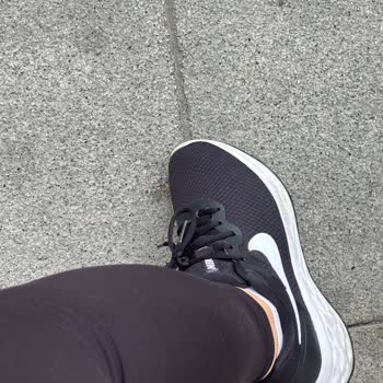 Nike Spor Ayakkabının Yürürken Çıkardığı Rahatsız Edici Ses