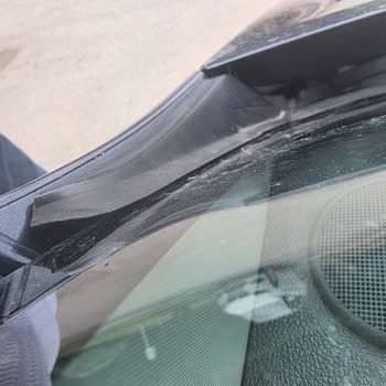 Yetkili Serviste Cam Değişiminde Kötü İşçilik Ve İlgisizlik Mağduriyeti