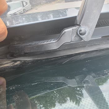 Yetkili Serviste Cam Değişiminde Kötü İşçilik Ve İlgisizlik Mağduriyeti