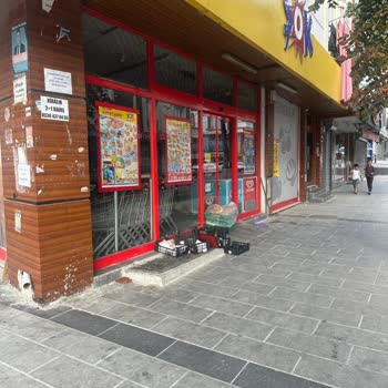 Şok Market Şubesinde Süregelen Çevre Kirliliği Ve İhmal