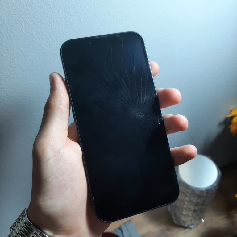 Ekran Koruyucuya Rağmen İphone 14 İlk Düşmede Ağır Hasar Aldı Troy Destek Vermedi