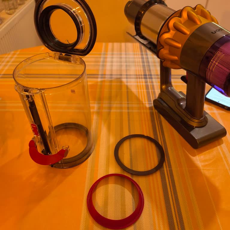 Dyson V15 Toz Haznesi Kırmızı Silikon Parça Yerinden Çıktı Takılamıyor