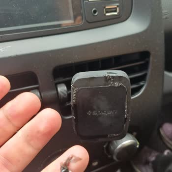 Araç Kokusu Sızdırdı, Koltuklar Ve Eşyalar Zarar Gördü