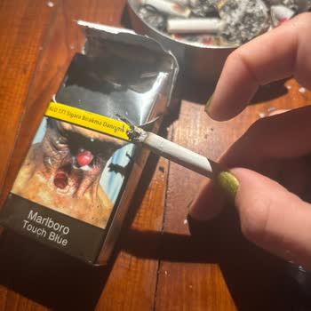 Marlboro Touch Blue Paketlerinden Sürekli Odun Parçası Çıkıyor