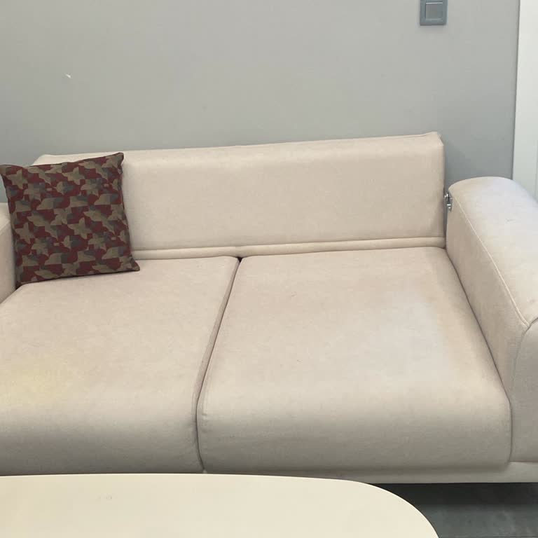 Kir Tutmaz Denilen Koltuk Kısa Sürede Kirlendi, Temizlenmiyor Ve Çözüm Sunulmadı