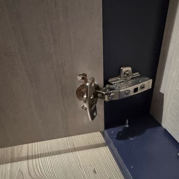 Garanti Kapsamındaki Dolapta Kısa Sürede Menteşe Arızası Ve Destek Sorunu