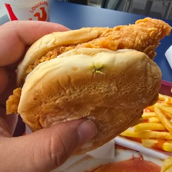 Darıca Popeyes Şubesinde Küflü Ekmek Ve İlgisiz Müşteri Hizmeti Deneyimi