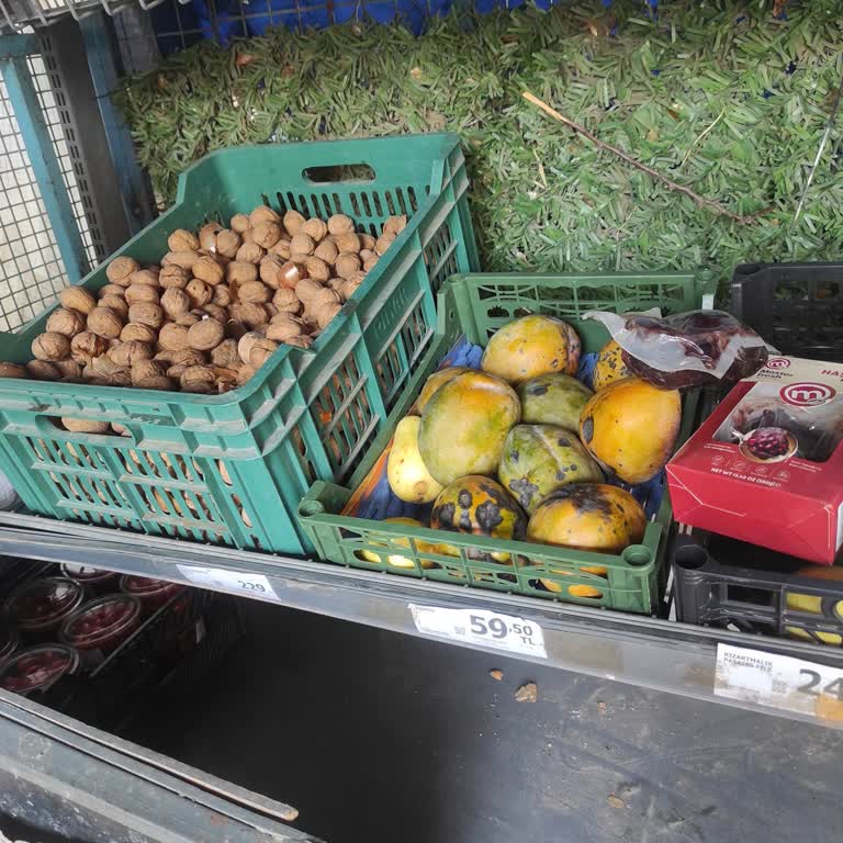 A101'de Sebze Ve Meyve İsrafı: İndirim Yerine Çöpe Atılıyor