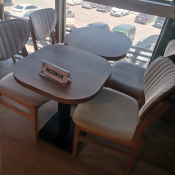 Kahve Diyarı Cam Kenarı Masalar Sürekli Rezerve Ve Boş Bırakılıyor Adil Dağılım Yok