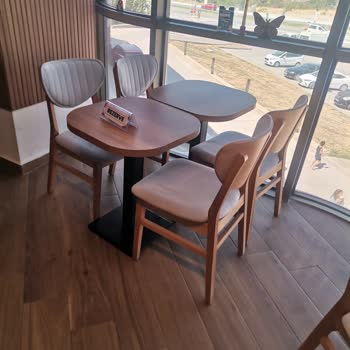 Kahve Diyarı Cam Kenarı Masalar Sürekli Rezerve Ve Boş Bırakılıyor Adil Dağılım Yok