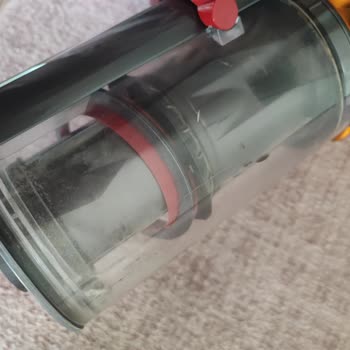 Dyson V15 Süpürgemin Toz Haznesi Lastikleri Yerinden Çıktı Kullanamıyorum