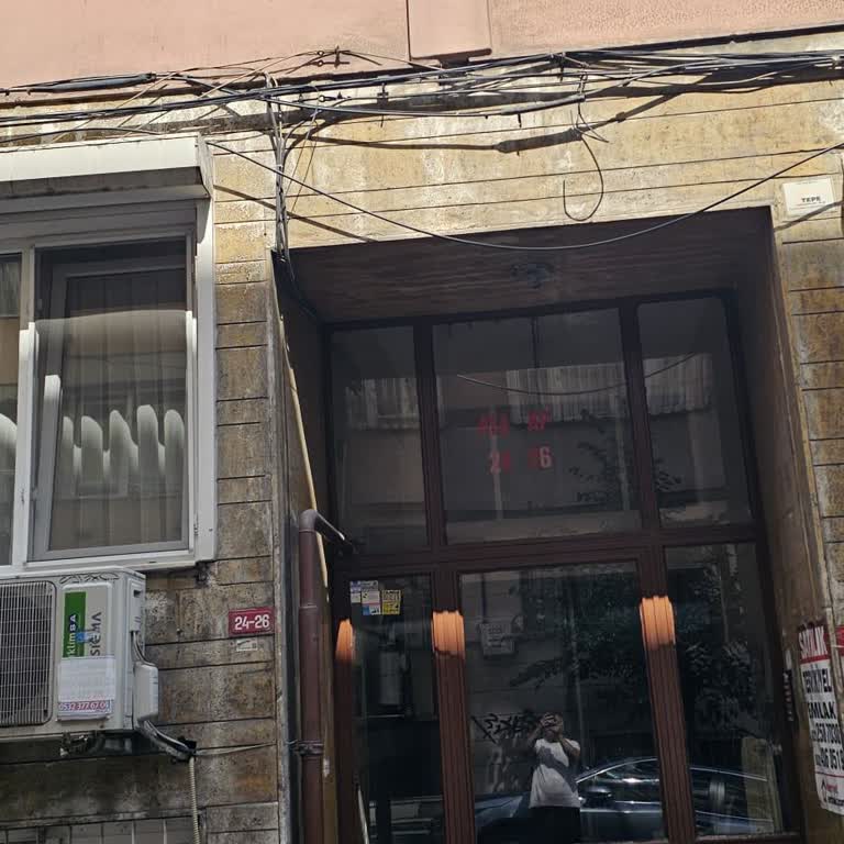 Türk Telekom'a Ait Sarkan Kablolar Güvenlik Riski Oluşturuyor, Acil Çözüm Bekliyoruz