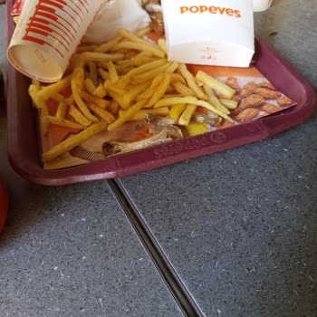 Popeyes Şubesinde Çiçekçi Hijyen Sorunu Ve Çalışanların İlgisizliği