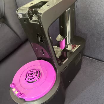 Fakir Şarjlı Süpürgede Kırılan Hazne Tutucu Nedeniyle Para İadesi Talebi