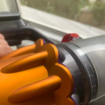 Dyson V12'de Sürekli Hata Mesajı Ve Kasada Soyulma, Servis Dönüşü Yok