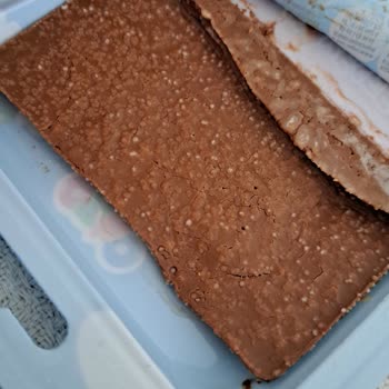 Aldığım Ozmo Çikolatanın Üzerinde Beyaz Noktalar Ve Şekil Bozukluğu Vardı