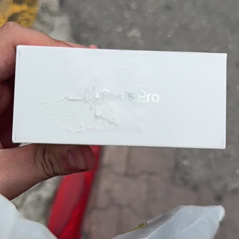Aldığım Apple Airpods Pro'nun Kutusu Yırtık Ve Mağaza İlgisiz Davrandı