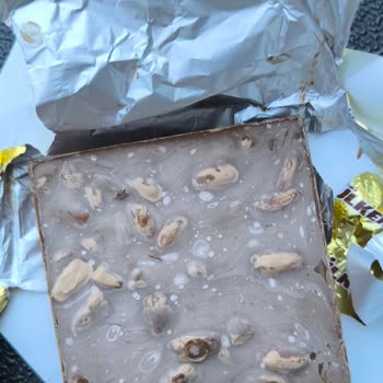 Aldığım Ülker Antep Fıstıklı Çikolatada Beyazlıklar Oluştu