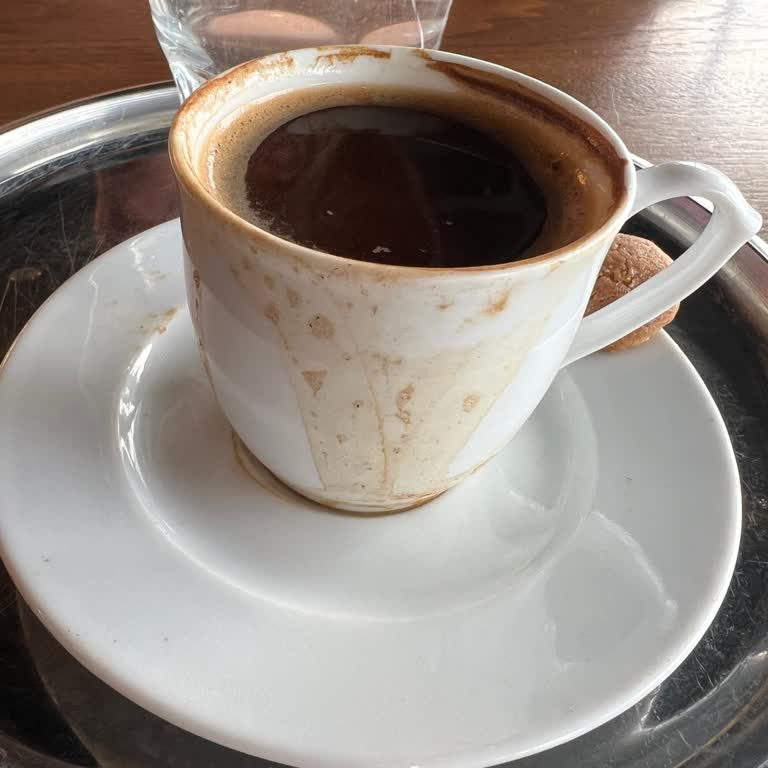 Cookshop Köpüğü Dağılmış Kahve ve Yetersiz Sunum Nedeniyle Memnuniyetsizlik