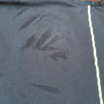 Nivea Deep Aktif Karbon Deodorant Tişörtte Çıkarılamayan Leke Bıraktı