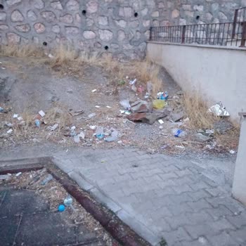 Düzenli Ödenen Aidatlara Rağmen Temizlik Ve Çevre Düzeni Yapılmıyor