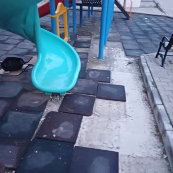 Düzenli Ödenen Aidatlara Rağmen Temizlik Ve Çevre Düzeni Yapılmıyor