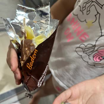 Aldığım Dondurmanın İçinden Bilinmeyen Sarı Madde Çıktı