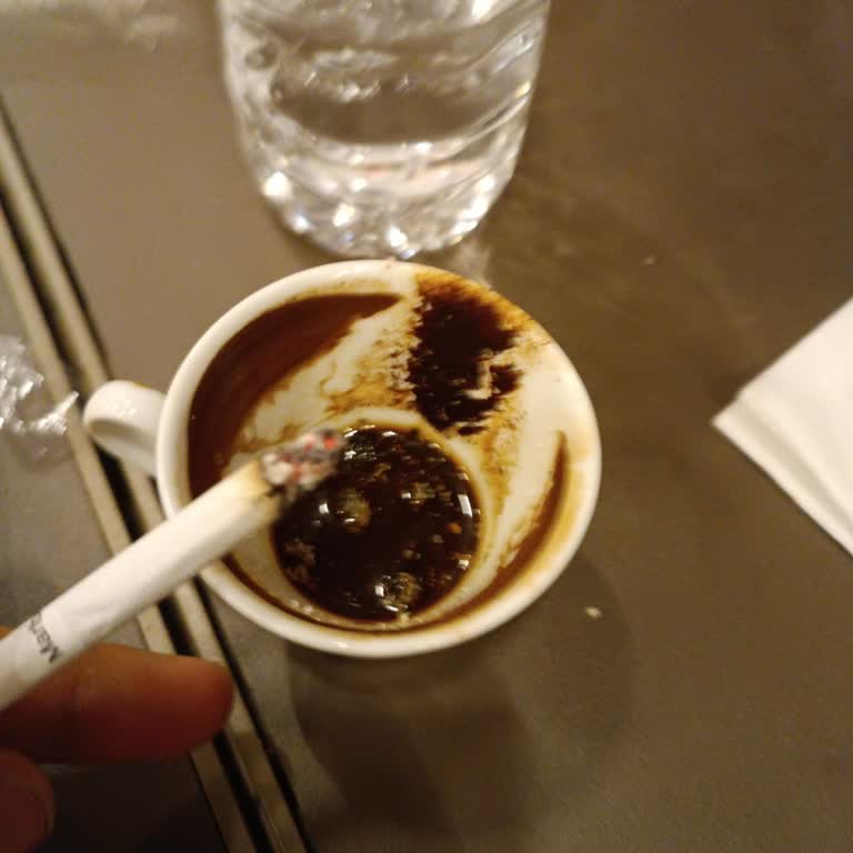 Kahve Dünyası Korupark'ta Sigara Yasağına Uyulmaması Ve Temizlik Sorunları