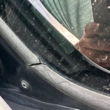 BMW Ön Cam Bakaliti Kısa Sürede Çatladı, Ücretsiz Değişim Talebi