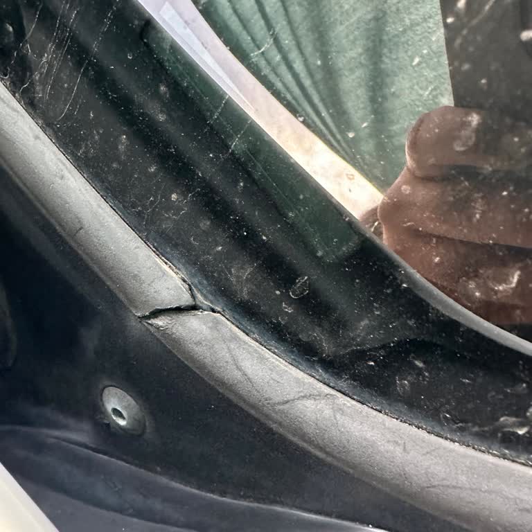 BMW Ön Cam Bakaliti Kısa Sürede Çatladı, Ücretsiz Değişim Talebi