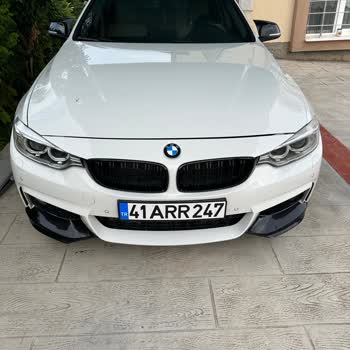 BMW Ön Cam Bakaliti Kısa Sürede Çatladı, Ücretsiz Değişim Talebi