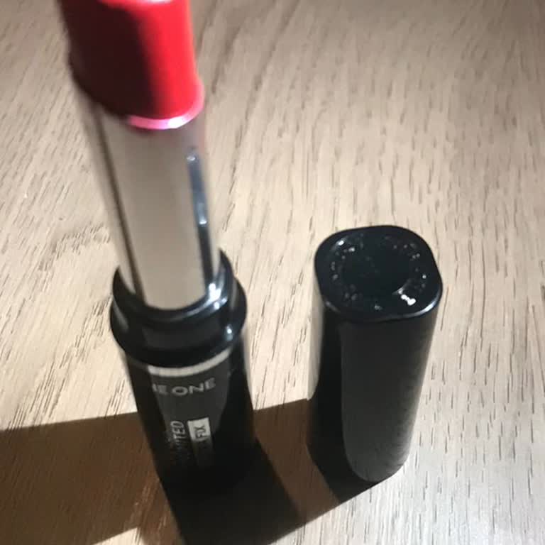 Aldığım Ruj Dudakta Hiç Kalmıyor, Sürekli Tazelemek Zorunda Kaldım