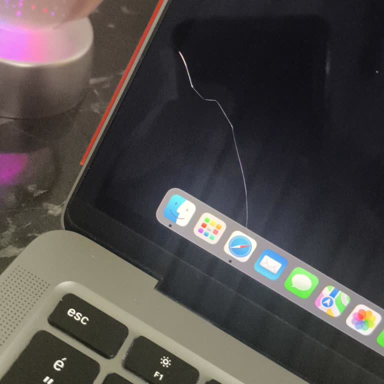 Serviste Büyüyen Çizik: Macbook Ekranım Zarar Gördü!