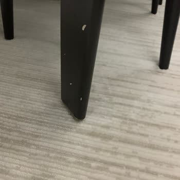 Yemek Masası Boyası İlk Günden Soyuldu, Servis İlgisiz Kaldı