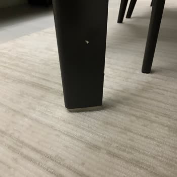 Yemek Masası Boyası İlk Günden Soyuldu, Servis İlgisiz Kaldı