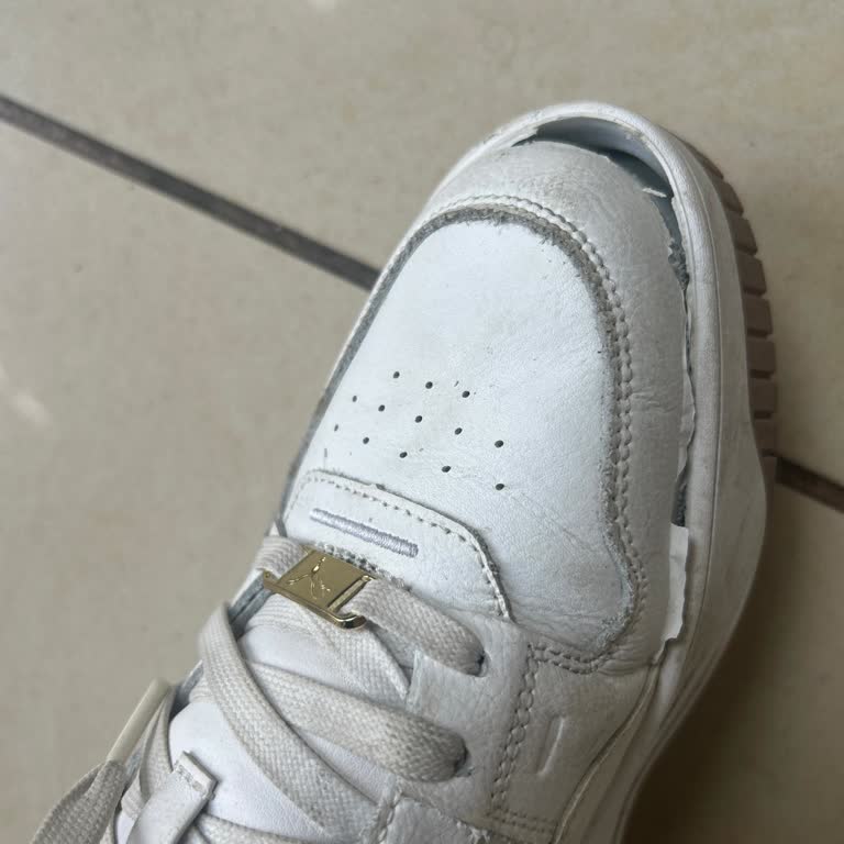 Kısa Sürede Deforme Olan Ayakkabı Ve Mağaza İlgisizliği