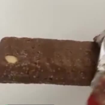 Sarelle Çikolatanın Dışı Beyaz Pütürcüklerle Dolu