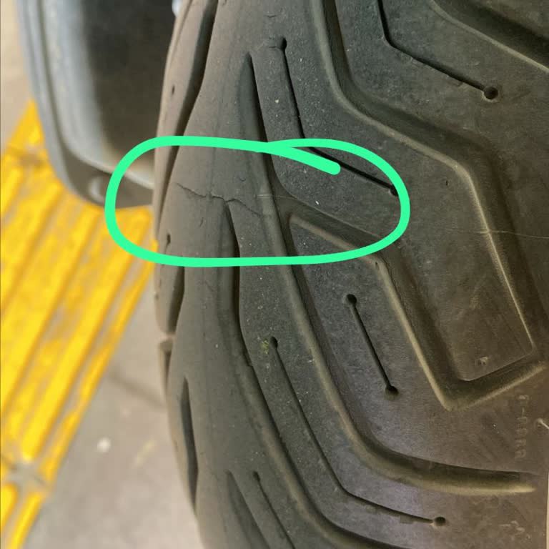 Michelin City Grip 2, neumático PCX125 presenta grieta en poco tiempo