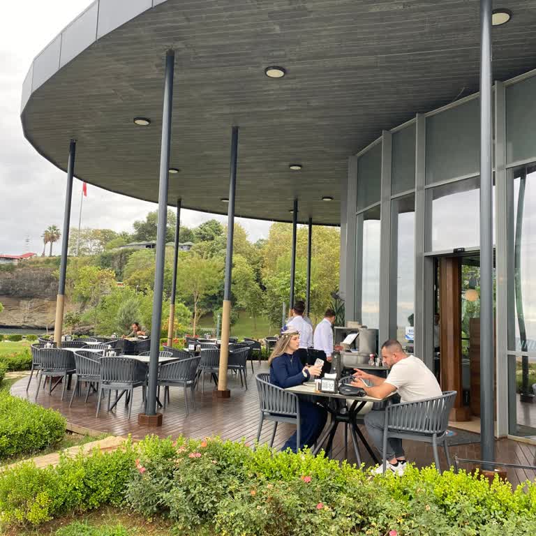 Yemek Siparişi Vermeyince Restorandan Çıkarıldık