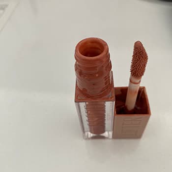 Maybelline Lifter Gloss Leaks Constantly and Wastes Product